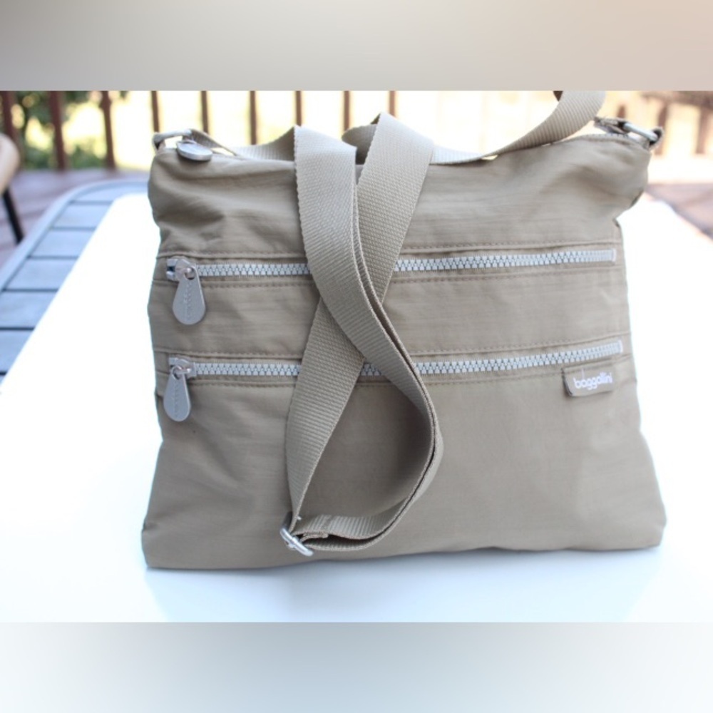 Baggallini cross body bag